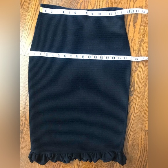 S🌷Max Studio Horizontally Ribbed Pencil Ruffled Pull On Black Skirt - Picture 3 of 7